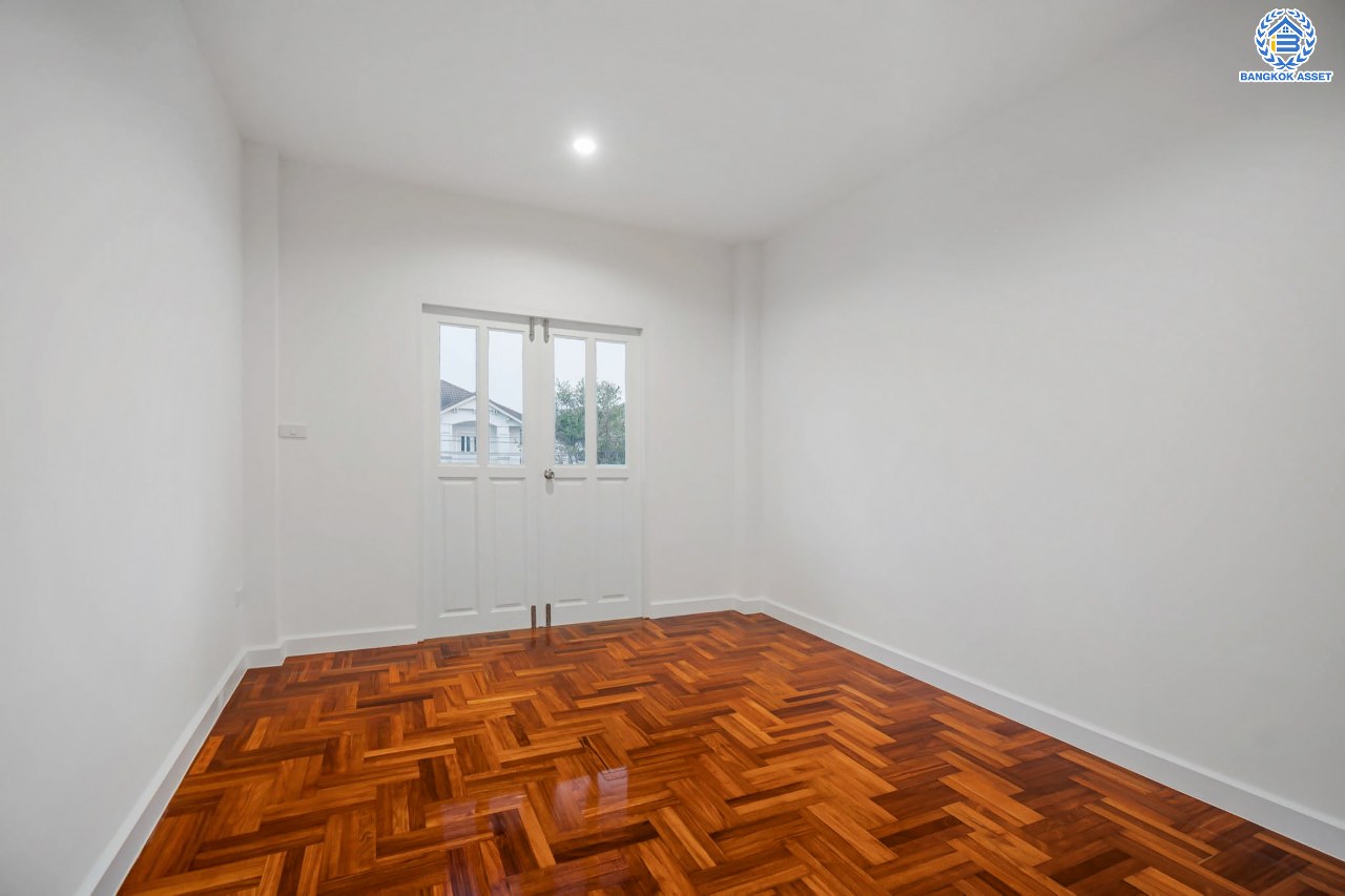 บ้านมือสองตกแต่งใหม่ โครงการ ราชพฤกษ์ บางบอน4 ตกแต่งหรูหรา เนื้อที่ 100.5 ตร.ว. ฟังก์ชัน 3 ห้องนอน 3 ห้องน้ำ จอดรถได้ 2 คัน พื้นที่ใช้สอย 343.94 ตร.ม. บนทำเลศักยภาพ เชื่อมต่อหลายเส้นทาง ใกล้เดอะมอลล์บางแค จุดขึ้นทางด่วน "พระราม2" และรถไฟฟ้าสายสีน้ำเงิน "สถานีหลักสอง"